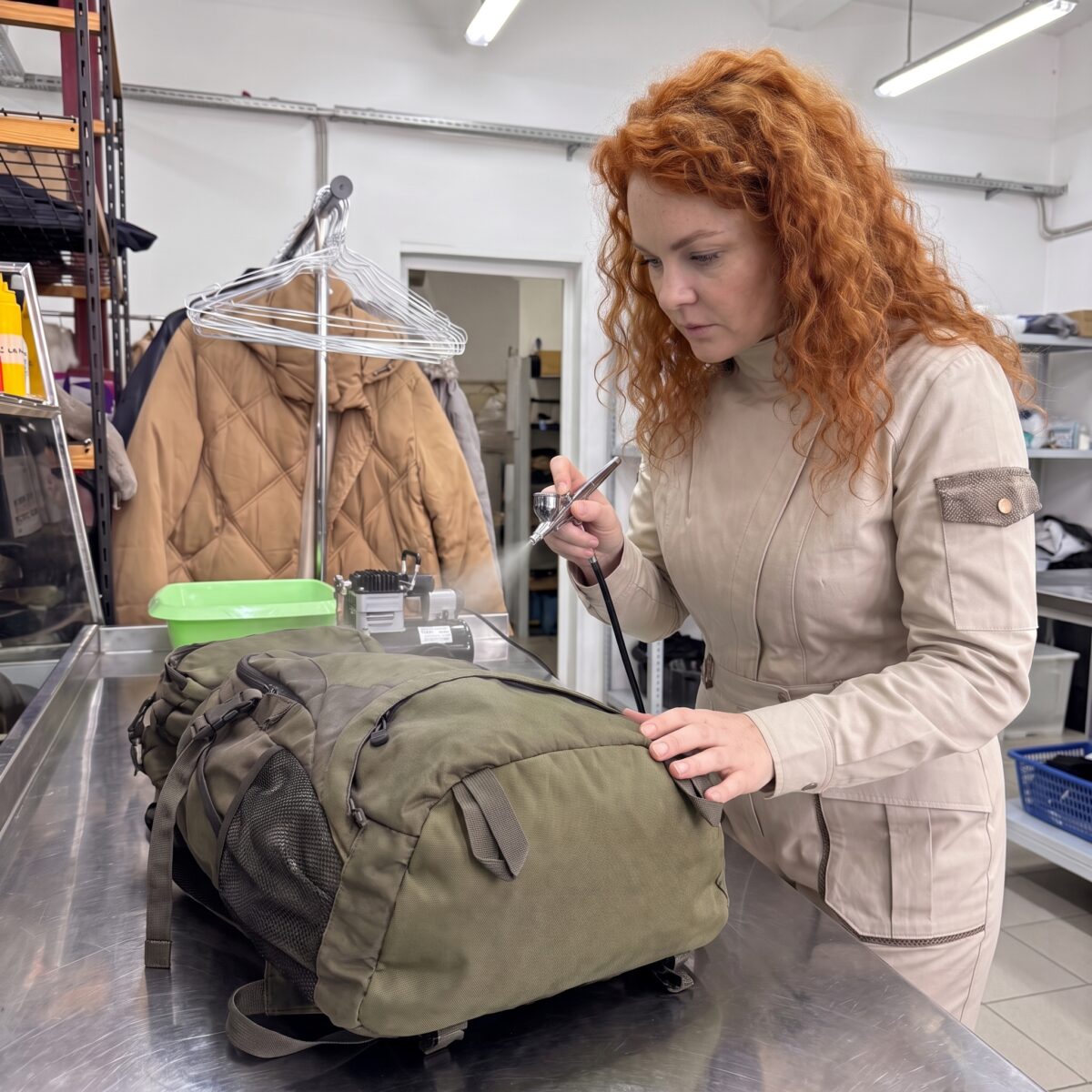 Обработка камуфляжной сумки из распылителя